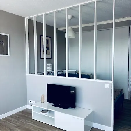 Bright With A View Of Puy Courny Appartement